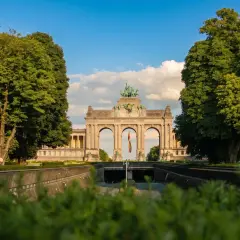 Łuk Triumfalny w Parku Cinquantenaire, symbol tego, gdzie jest Bruksela. W tle belgijska flaga.