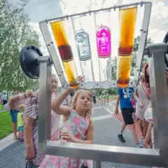 Dzieci i dorośli bawią się interaktywną instalacją z kolorowymi płynami. Siemianowice wydarzenia pełne radości i nauki.