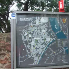 Mapa turystyczna "Stadt Meißen Historische Altstadt" przedstawia urokliwe porcelanowe miasto w Saksonii, z zaznaczonymi zabytkami i rzeką Łabą.
