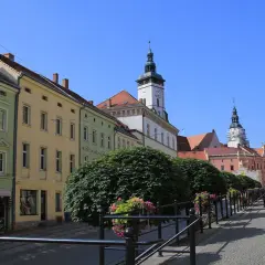 Kolorowe kamienice i wieże ratuszowe tworzą malowniczy widok na miasto nad Kaczawą.