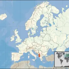 Mapa Europy z zaznaczoną Albanią. Gdzie jest Albania? Na Bałkanach, nad Adriatykiem.