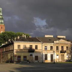Radom: zabytkowa wieża i kamienice na placu, zapowiedź wydarzeń kulturalnych.