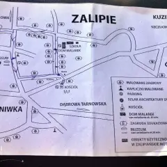 Mapa Zalipia z zaznaczoną trasą spacerową. Widać tu m.in. szkołę, dom Malarek, muzeum i kościół.