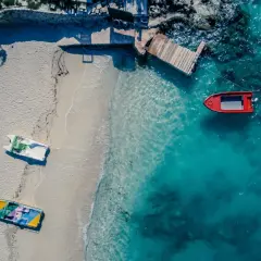Idealne miejsce, gdzie w styczniu na wakacje: pusta plaża, turkusowa woda i łodzie czekające na przygodę.