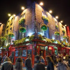Tętniące życiem nocne uliczki, gdzie jest Dublin? To Temple Bar, znany z pubów i ludzi bawiących się do późna.