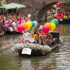 Kolorowa parada na wodzie, ludzie na łodziach i brzegu, tęczowe balony i flagi. To wspaniałe święta w Holandii!