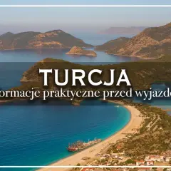 Piękna zatoka w Turcji, idealna na wakacje w październiku. Słoneczna pogoda i błękitne morze zachęcają do wypoczynku.
