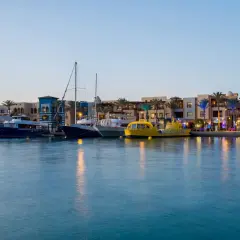 Łodzie przy nabrzeżu w Marsa Alam, z budynkami w tle. Widok z hotelu Radisson Marsa Alam.