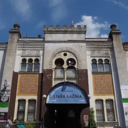 Stara Łaźnia, dawna łaźnia, dziś restauracja kuchni żydowskiej. Architektura budynku sugeruje rewolucje stylistyczne.