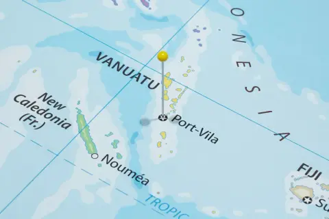 Mapa pokazuje wyspy Vanuatu, z zaznaczoną stolicą Port-Vila. W pobliżu widać Nową Kaledonię i Fidżi.