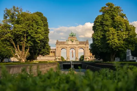 Łuk Triumfalny w Parku Cinquantenaire, symbol tego, gdzie jest Bruksela. W tle belgijska flaga.