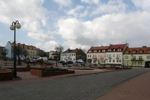 Rynek w Serocku, kujawsko-pomorskie. Kolorowe kamienice, ławki i latarnie tworzą urokliwy zakątek.