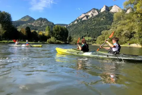 Spływ kajakowy Dunajcem. Piękne widoki, słońce i aktywny wypoczynek. Zastanawiasz się, ile kosztuje spływ Dunajcem? Warto!