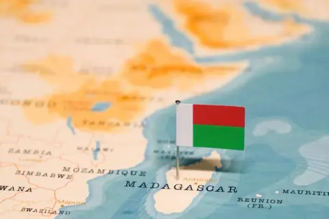 Flaga Madagaskaru na mapie Afryki. Widać, gdzie leży Madagaskar, obok Mozambiku i Mauritius.