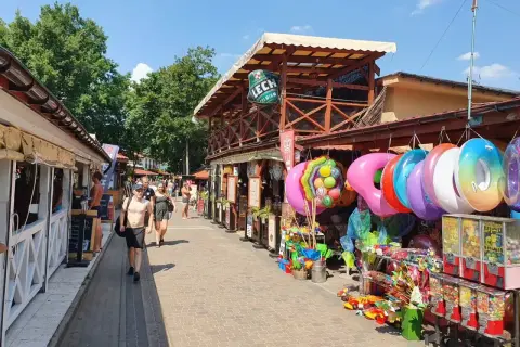 Spacer po Skorzęcinie, gdzie kolorowe koła ratunkowe i zabawki zapowiadają letnie imprezy.