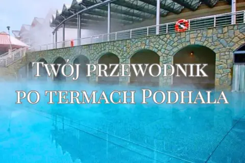 Woda w basenie termalnym paruje, tworząc mgiełkę wokół kamiennej budowli. Odkryj gorące źródła Podhala!
