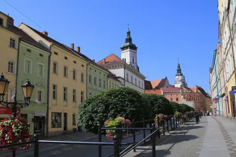 Kolorowe kamienice i wieże ratuszowe tworzą malowniczy widok na miasto nad Kaczawą.