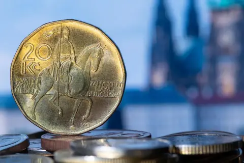 Czeska moneta 20 koron z wizerunkiem św. Wacława. Ile kosztuje obiad w Czechach? Zależy od tego, ile masz koron.