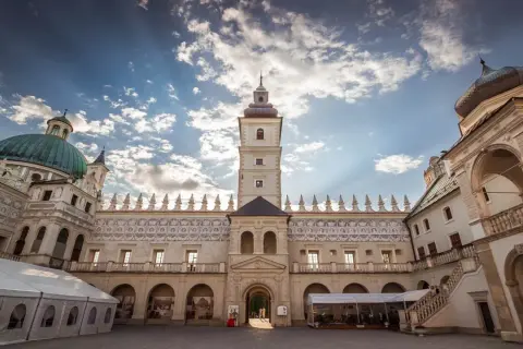 Krasiczyn zamek zwiedzanie. Majestatyczny dziedziniec zamku Krasiczyn z wieżą i kopułą, zapraszający do odkrywania jego historii.