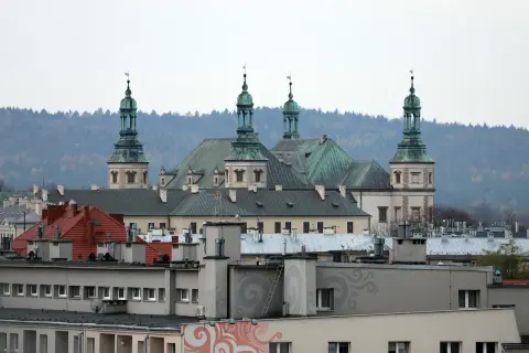 Imponująca bazylika z zielonymi kopułami góruje nad miastem, tworząc malowniczy krajobraz kielecczyzny.