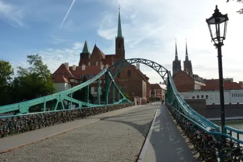 Most Tumski we Wrocławiu, z kłódkami miłości i katedrą w tle. Idealne miejsce, by zobaczyć Wrocław.