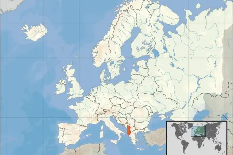 Mapa Europy z zaznaczoną Albanią. Gdzie jest Albania? Na Bałkanach, nad Adriatykiem.