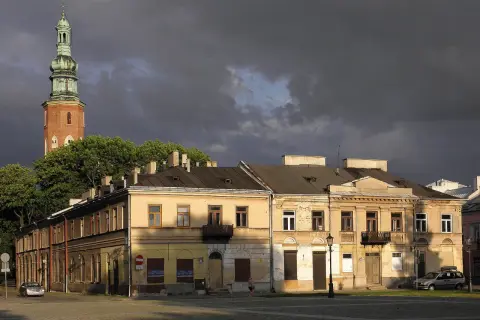 Radom: zabytkowa wieża i kamienice na placu, zapowiedź wydarzeń kulturalnych.