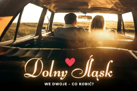 Para w samochodzie podczas zachodu słońca, odkrywająca romantyczne miejsca Dolny Śląsk.