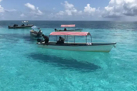 Łodzie na turkusowej wodzie. Planując podróż na Zanzibar, szczepienia są ważnym elementem przygotowań.