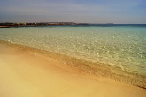 Czysta, turkusowa woda przy plaży w Ayia Napa zachęca do kąpieli. Idealna temperatura wody na Cyprze.