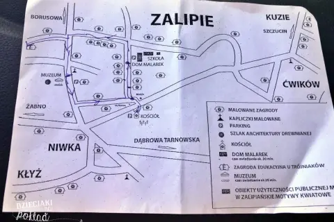 Mapa Zalipia z zaznaczoną trasą spacerową. Widać tu m.in. szkołę, dom Malarek, muzeum i kościół.