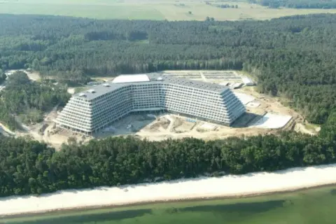 Nowy hotel Gołębiewski w budowie, z widokiem na morze i las.