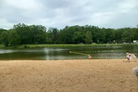 Piękna plaża i jezioro, idealne na letni relaks. To jedne z fajnych miejsc nad wodą łódzkie.