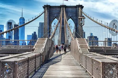 Spacerem po moście Brooklyn, z widokiem na drapacze chmur Manhattan.