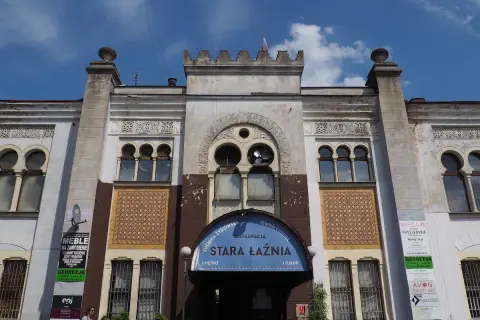 Stara Łaźnia, dawna łaźnia, dziś restauracja kuchni żydowskiej. Architektura budynku sugeruje rewolucje stylistyczne.
