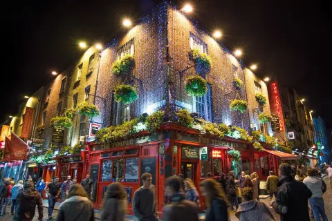 Tętniące życiem nocne uliczki, gdzie jest Dublin? To Temple Bar, znany z pubów i ludzi bawiących się do późna.