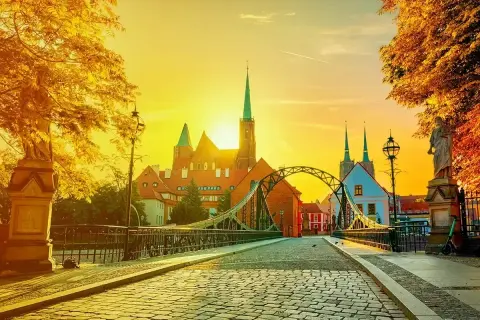 Zachód słońca nad Ostrowem Tumskim we Wrocławiu. Idealne miejsce, gdzie na weekend z Wrocławia.