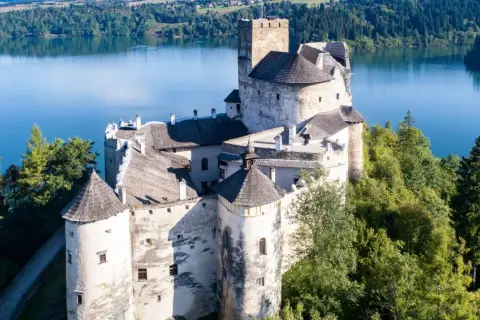 Zamek w Niedzicy nad jeziorem. Sprawdź aktualny zamek w Niedzicy cennik biletów i zaplanuj wizytę w tej malowniczej okolicy.