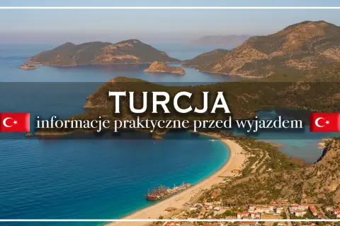 Piękna zatoka w Turcji, idealna na wakacje w październiku. Słoneczna pogoda i błękitne morze zachęcają do wypoczynku.