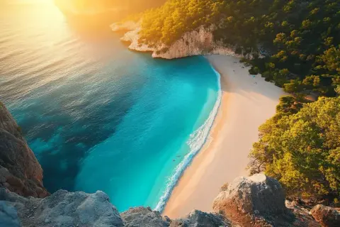 Widok z klifu na turkusową zatokę i piaszczystą plażę. Idealne miejsce na relaks, odkryj konakli atrakcje!