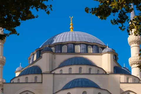 Piękny meczet z minaretami, symbol albańskiej religii, pod błękitnym niebem.