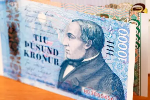 Islandzkie banknoty 10 000 koron z portretem mężczyzny.