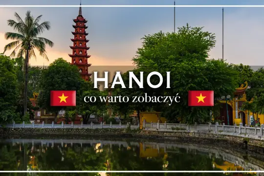 Hanoi, stolica Wietnamu, z pagodą i palmą nad jeziorem.