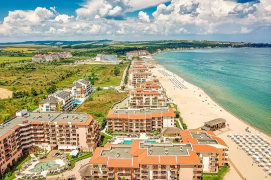Widok z lotu ptaka na kurort nad Morzem Czarnym. Hotele i plaże zachęcają do odpoczynku, a ceny w Bułgarii kuszą.