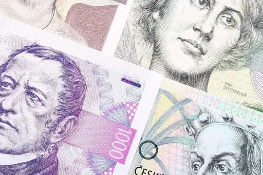 Zbliżenie na banknoty, ukazujące portrety i napisy. Widać fragmenty banknotu z napisem "ČESKÝCH" oraz nominał "1000". To waluta w Czechach.