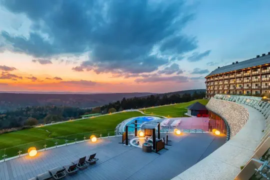 Hotel Arłamów oferuje luksusowy wypoczynek. Sprawdź hotel Arłamów ceny i zarezerwuj pobyt w malowniczej okolicy.