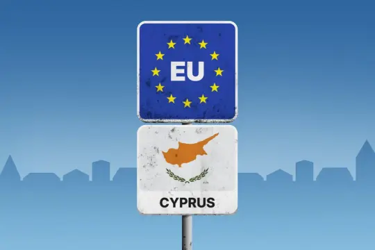 Znak z flagą Cypru i symbolem UE. Czy Cypr jest w UE? Tak, jest!