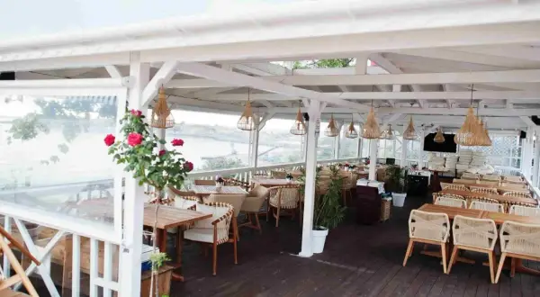 Letnia, klimatyczna restauracja z widokiem na wodę. Idealne miejsce, by sprawdzić, jurata gdzie zjeść.