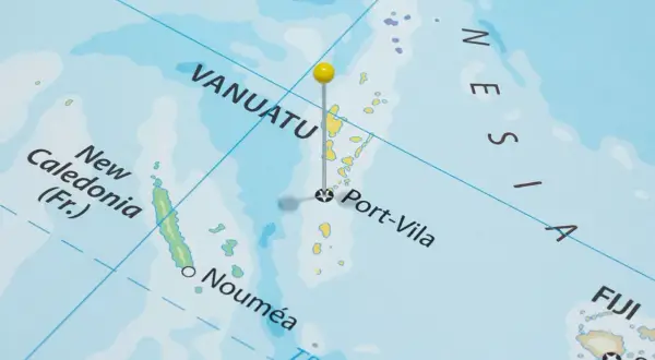 Mapa pokazuje wyspy Vanuatu, z zaznaczoną stolicą Port-Vila. W pobliżu widać Nową Kaledonię i Fidżi.