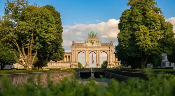 Łuk Triumfalny w Parku Cinquantenaire, symbol tego, gdzie jest Bruksela. W tle belgijska flaga.